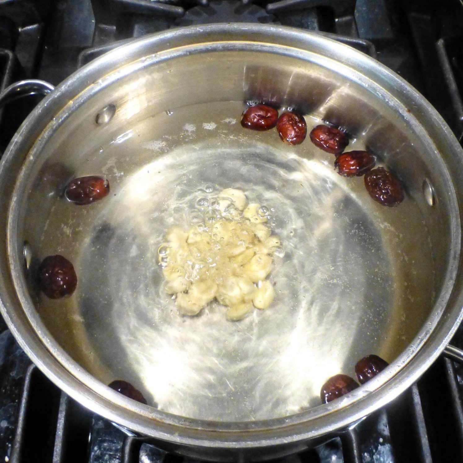 Lotus Seeds and Jujube Boiling