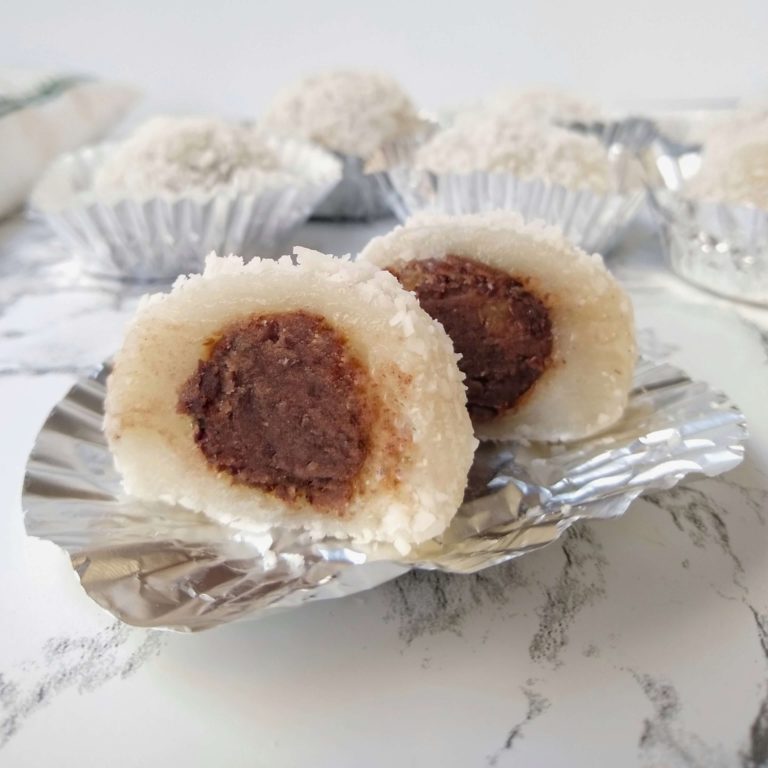 Chinese Coconut Mochi (Nuomici, 糯米糍)